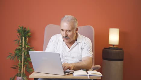 Anciano-Trabajando-En-Una-Computadora-Portátil-Con-Expresión-Feliz.